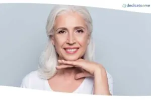 Donna che mostra i propri muscoli del volto