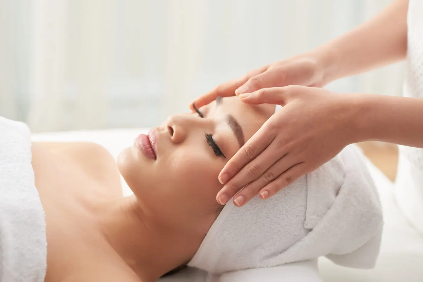 Massaggio viso: benefici e come fare un massaggio facciale correttamente