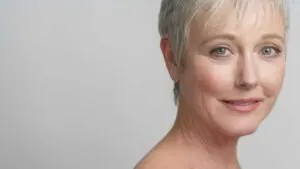 Volto rassodato di una donna anziana