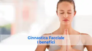 Donna che allena i muscoli facciali