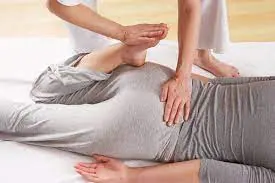 Massaggio shiatsu su una donna