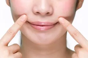 Donna mentre pratica un esercizio di ginnastica facciale
