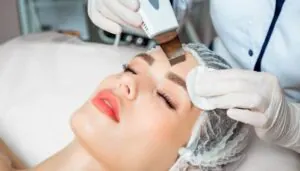 Donna mentre si sottopone ad un trattamento di bellezza