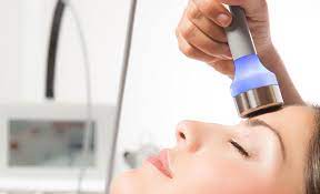 Donna che viene trattata con la dermobionica