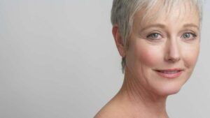Volto rassodato di una donna anziana