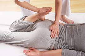Massaggio shiatsu su una donna