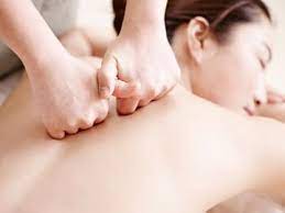 Massaggio shiatsu su schiena di donna